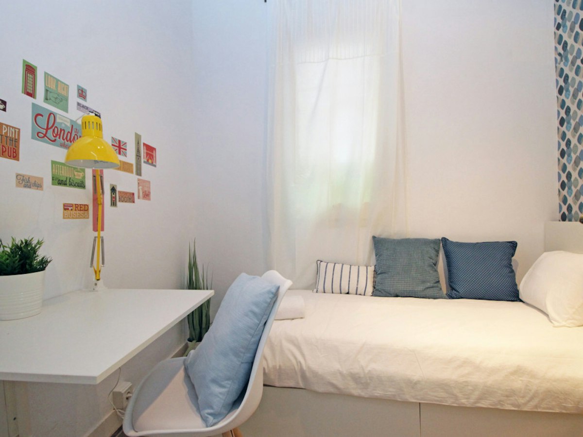 Habitación amueblada en piso compartido de 8 personas en Gràcia · 2