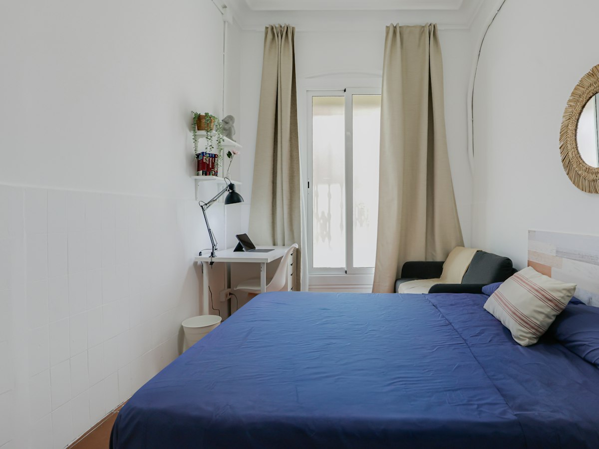 Furnished room in a 20-person shared flat in Gràcia · 2