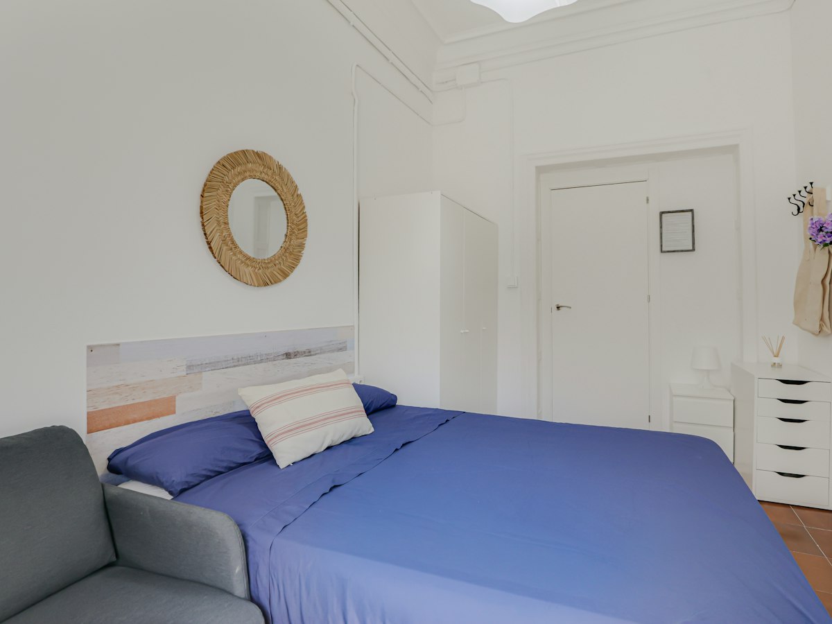 Furnished room in a 20-person shared flat in Gràcia · 3