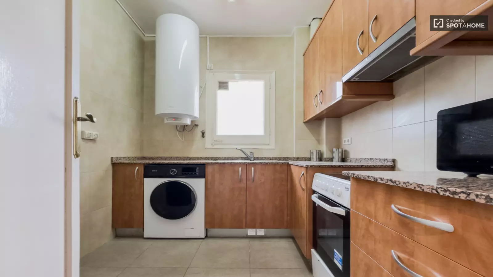Furnished room in a shared flat in L'Hospitalet · 3