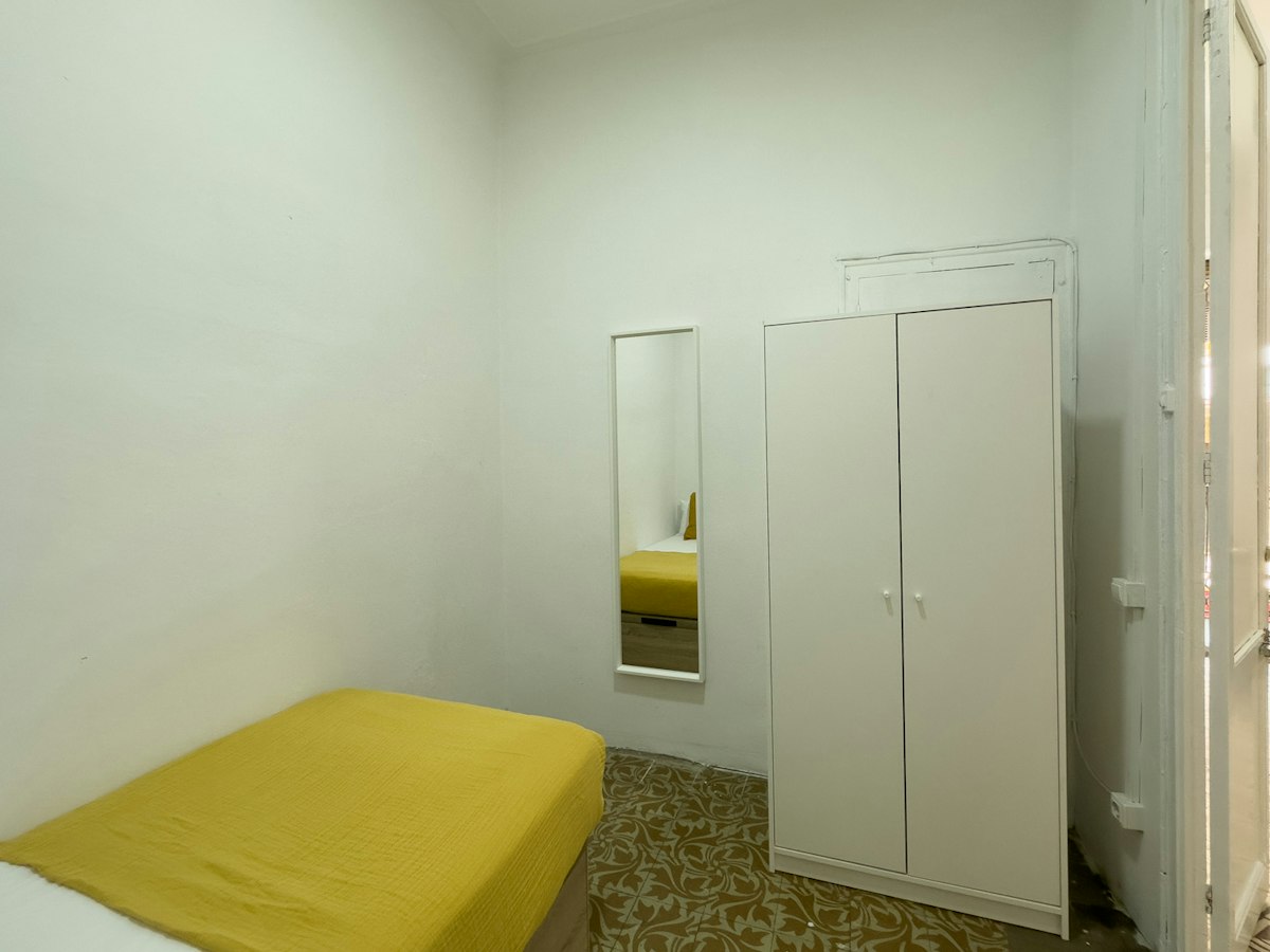 Furnished room in a 4-person shared flat in Sants-Montjuïc · 2