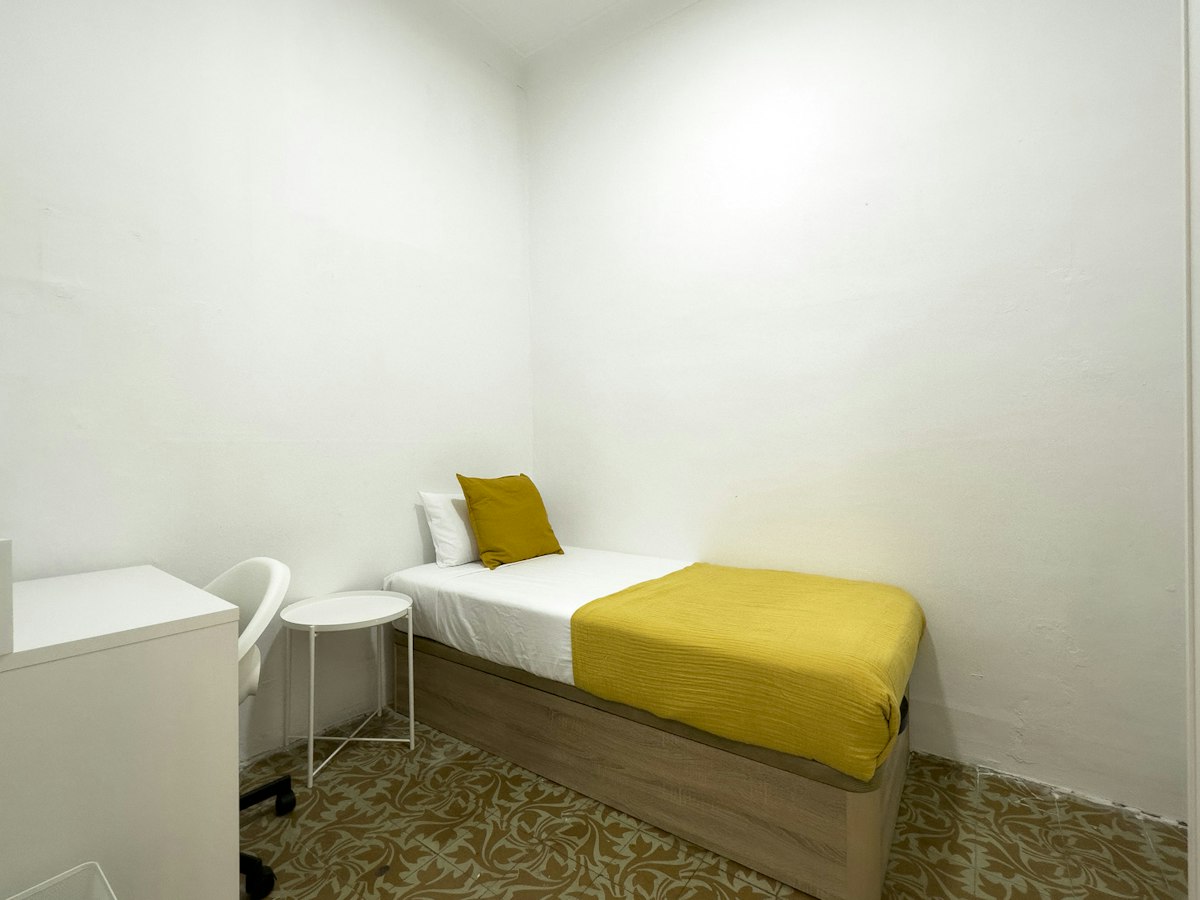 Furnished room in a 4-person shared flat in Sants-Montjuïc · 3