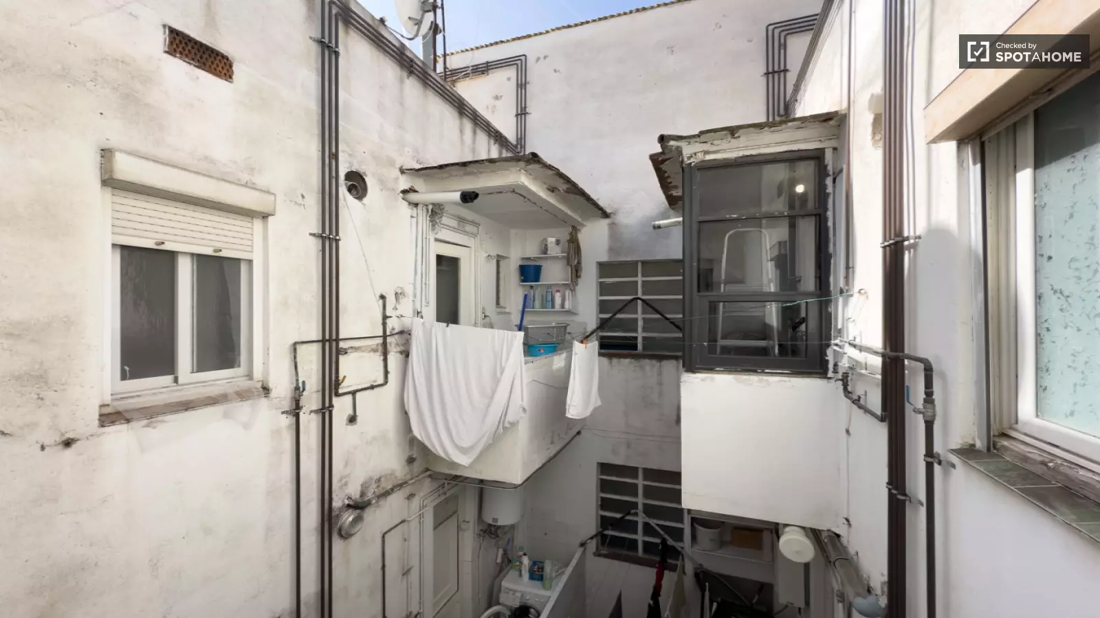 Furnished room in a shared flat in L'Hospitalet · 3