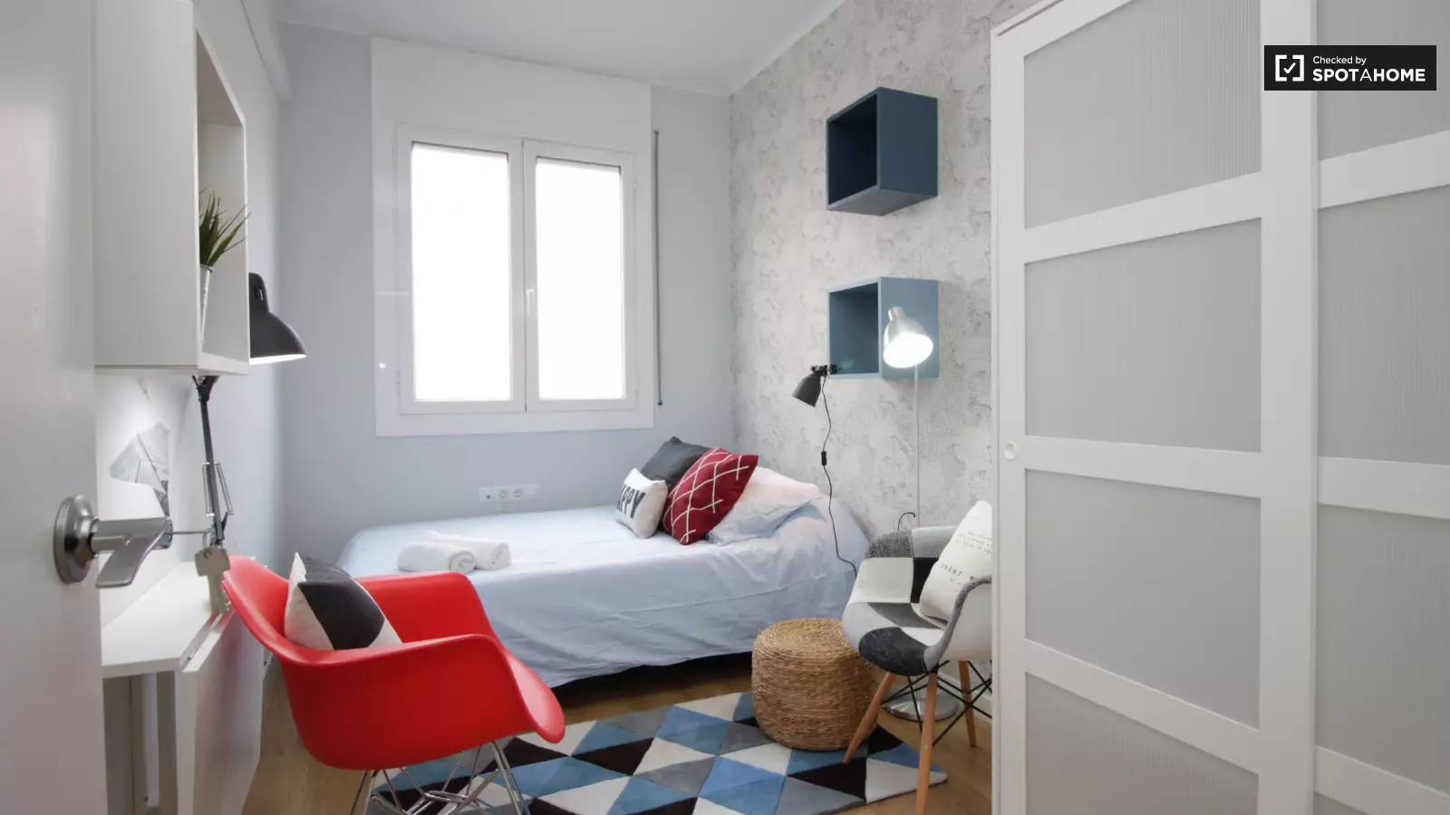 Furnished room in a shared flat in Gràcia · 2
