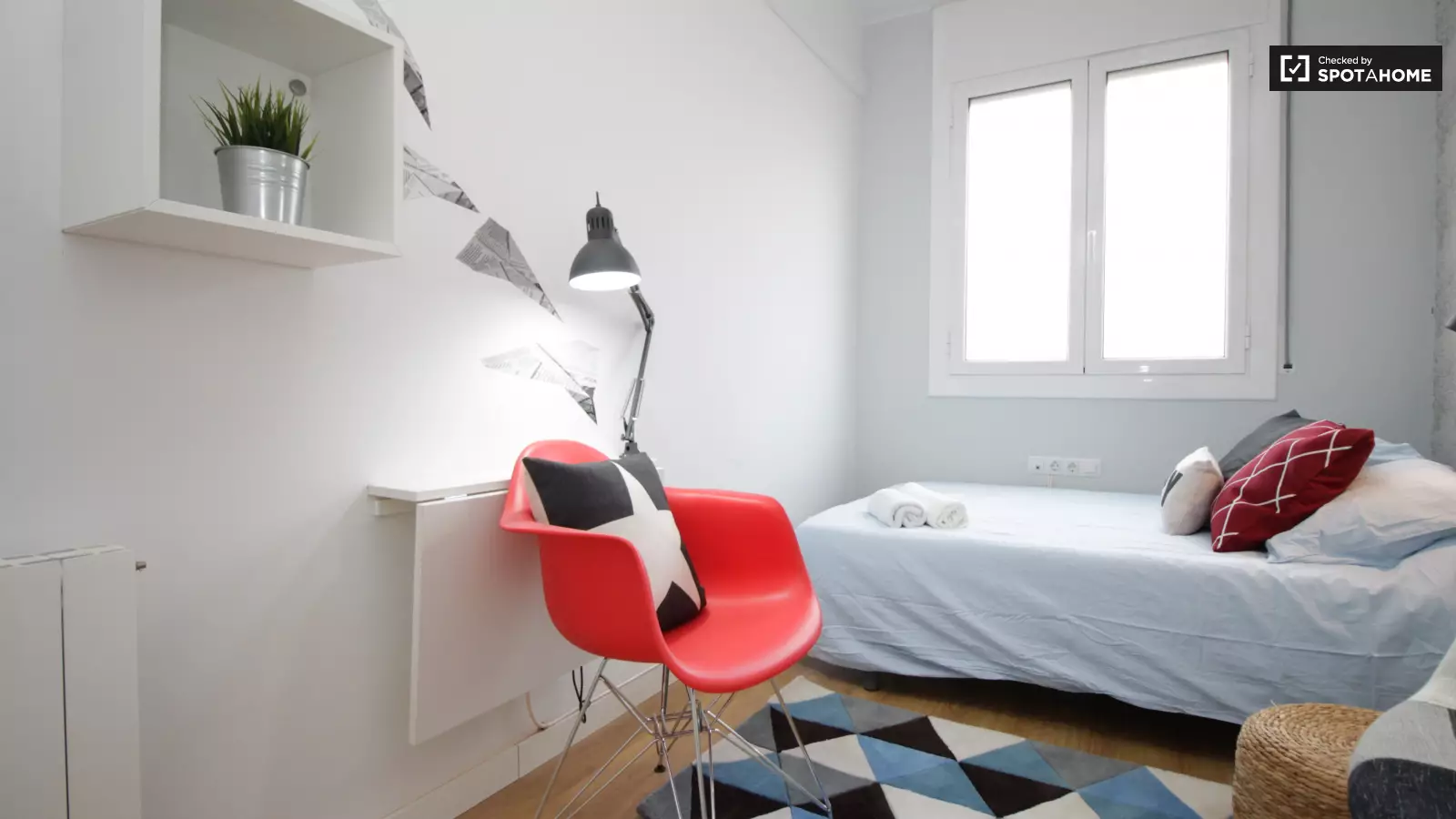 Furnished room in a shared flat in Gràcia · 3