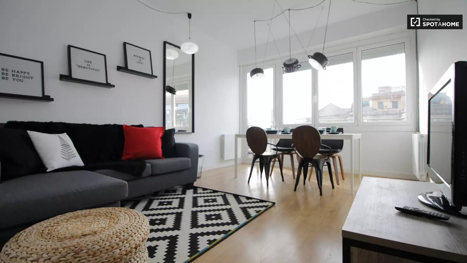 Furnished room in a shared flat in Gràcia · 4