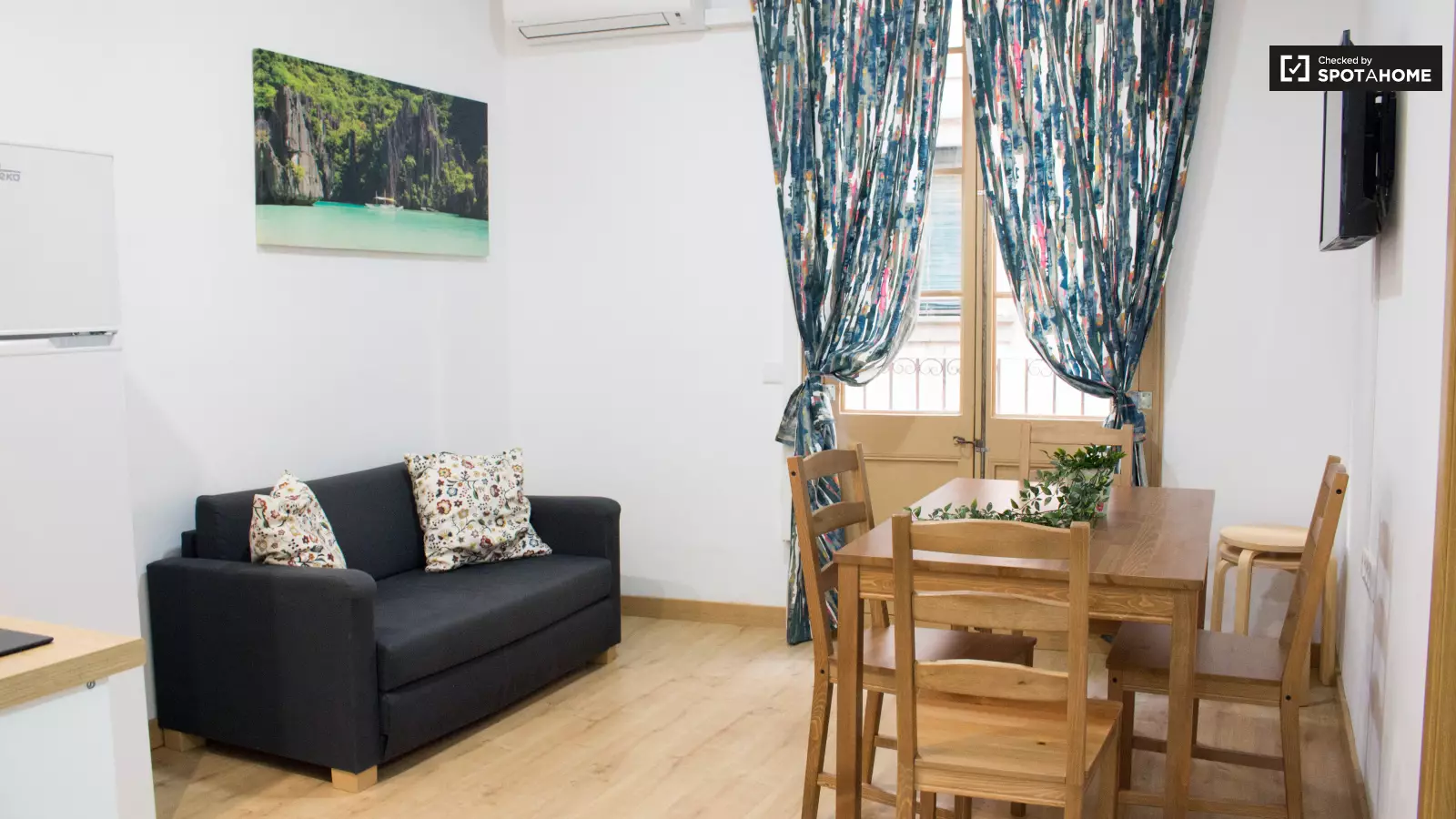 Habitación amueblada en piso compartido en Ciutat Vella · 3