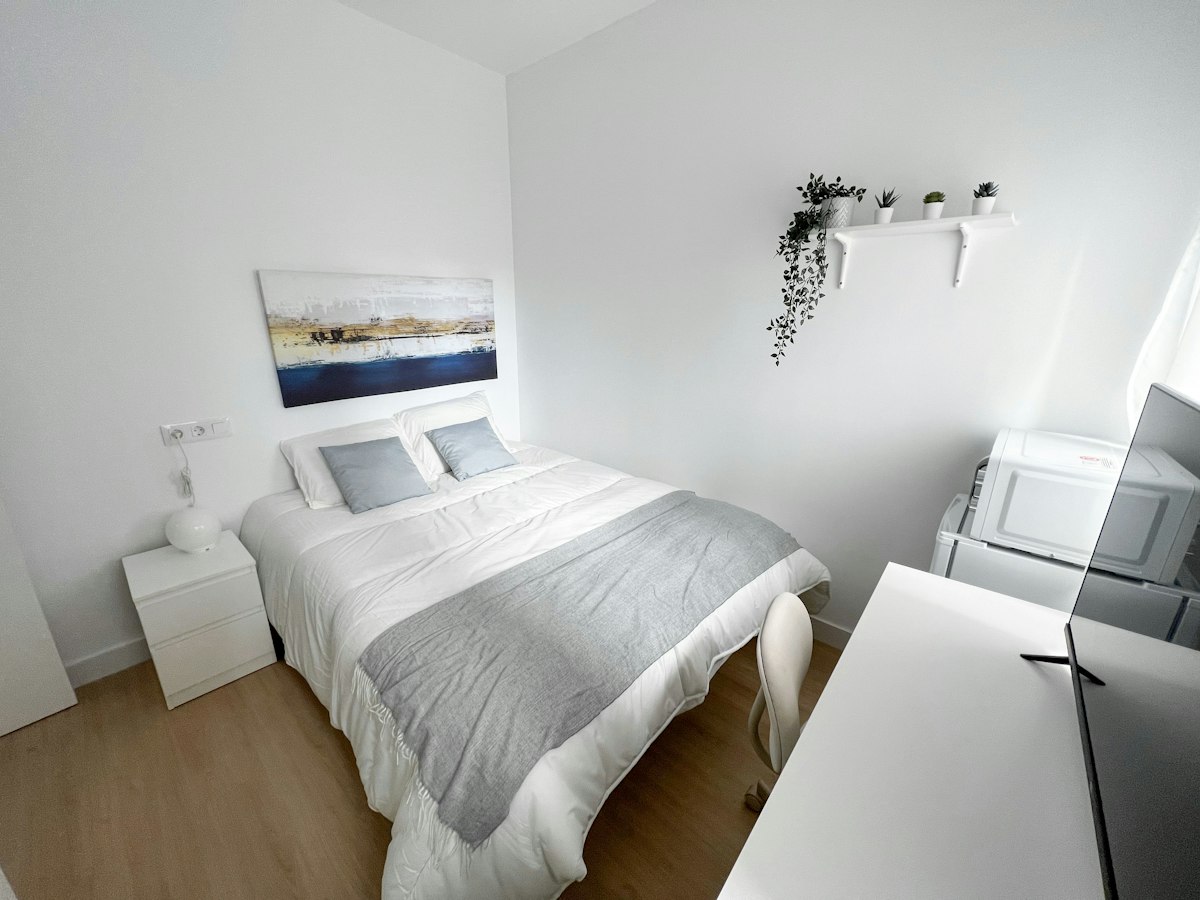 Habitación amueblada en piso compartido de 10 personas en Sants-Montjuïc