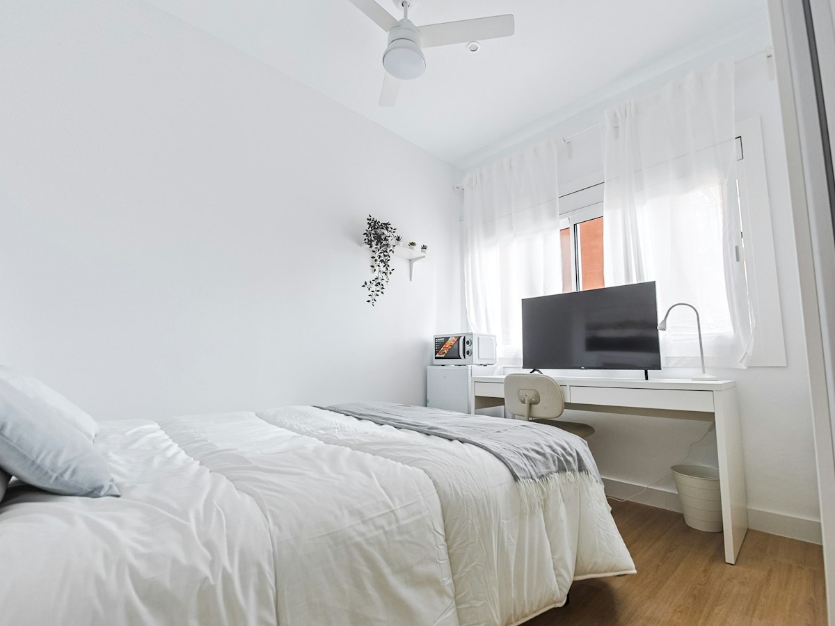 Habitación amueblada en piso compartido de 10 personas en Sants-Montjuïc · 2