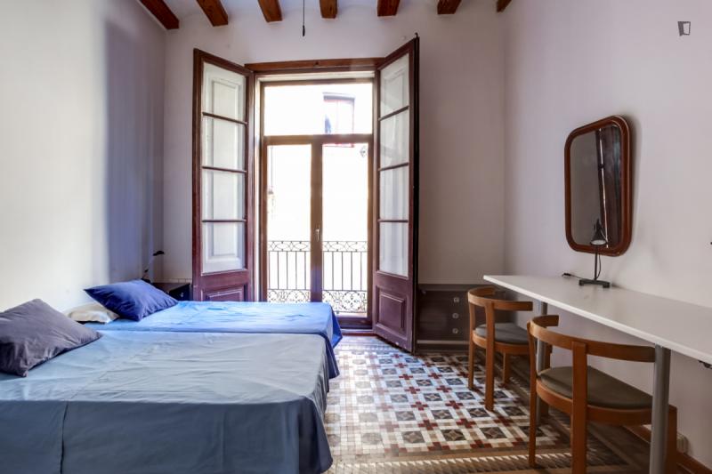 Habitación amueblada en piso compartido de 3 personas en Ciutat Vella · 2