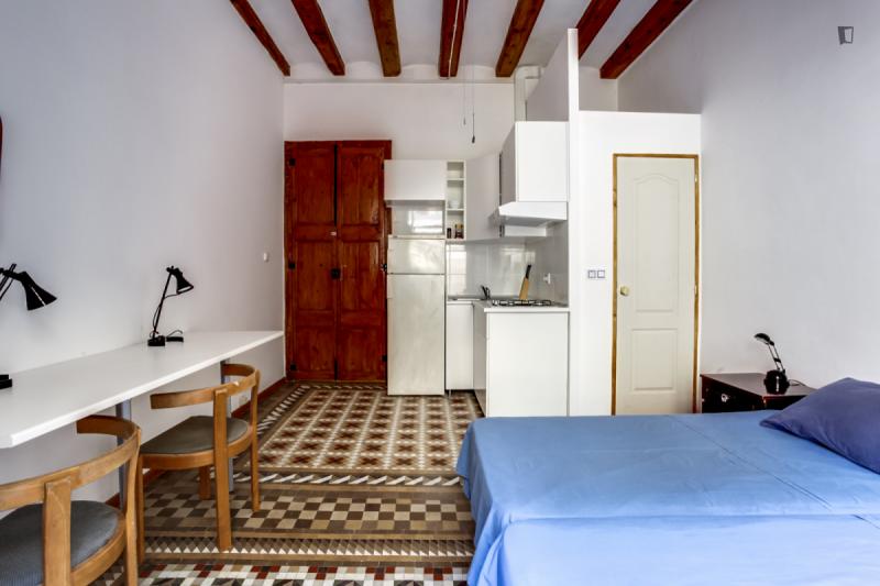 Habitación amueblada en piso compartido de 3 personas en Ciutat Vella · 3