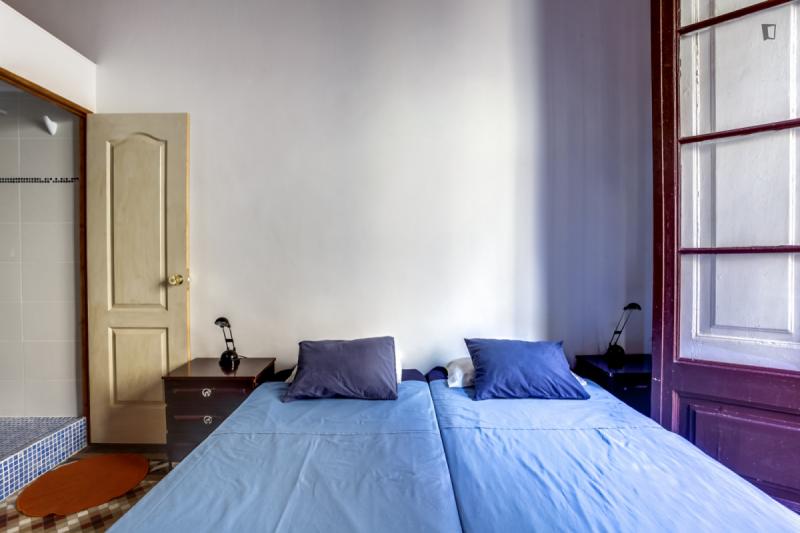 Habitación amueblada en piso compartido de 3 personas en Ciutat Vella · 4