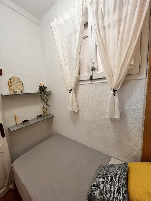 Room in a 6-person shared flat in Gràcia · 2