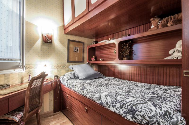 Furnished room in a 5-person shared flat in Sarrià–Sant Gervasi · 4