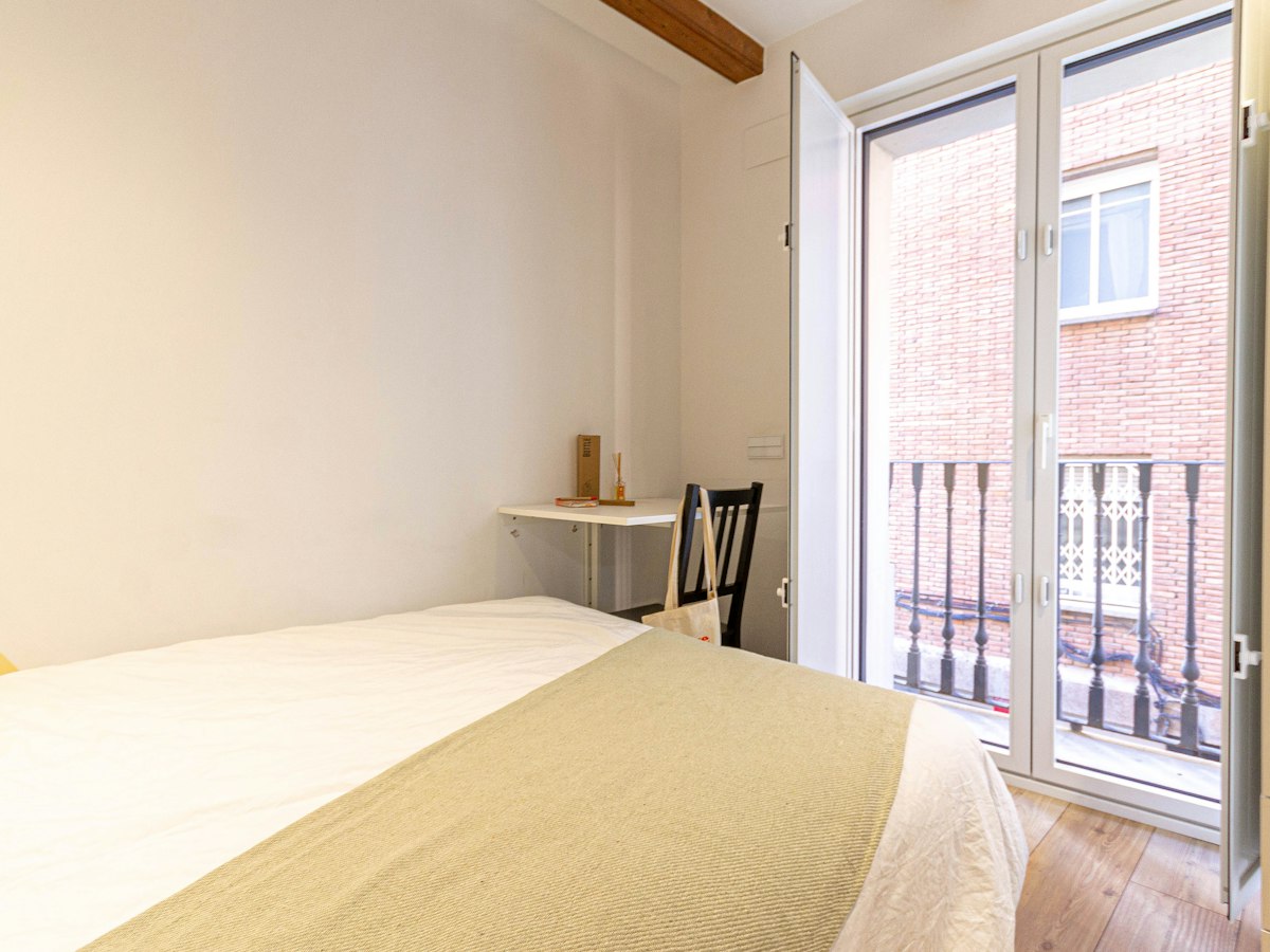 Habitación amueblada en piso compartido de 3 personas en Sants-Montjuïc · 3