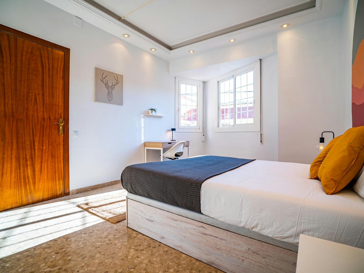 Furnished room in a 6-person shared flat in L'Hospitalet · 3