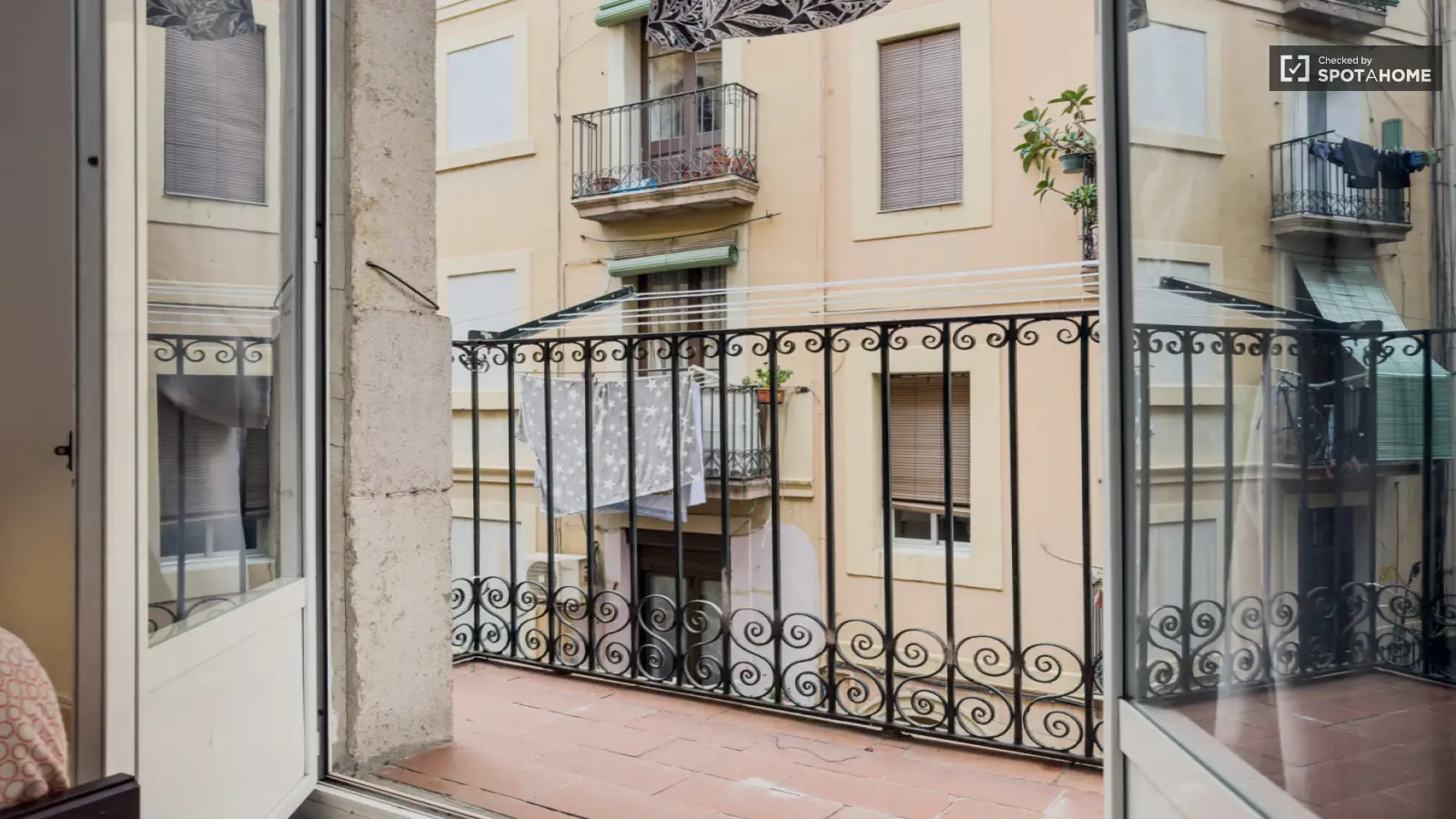 Habitación amueblada en piso compartido en Ciutat Vella · 3