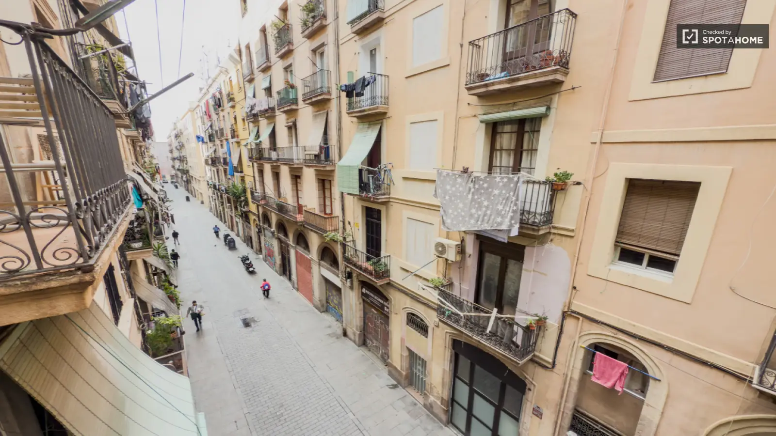 Habitación amueblada en piso compartido en Ciutat Vella · 4