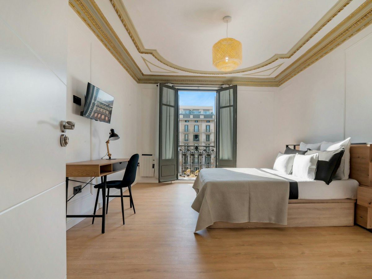 Habitación amueblada en piso compartido de 9 personas en Eixample