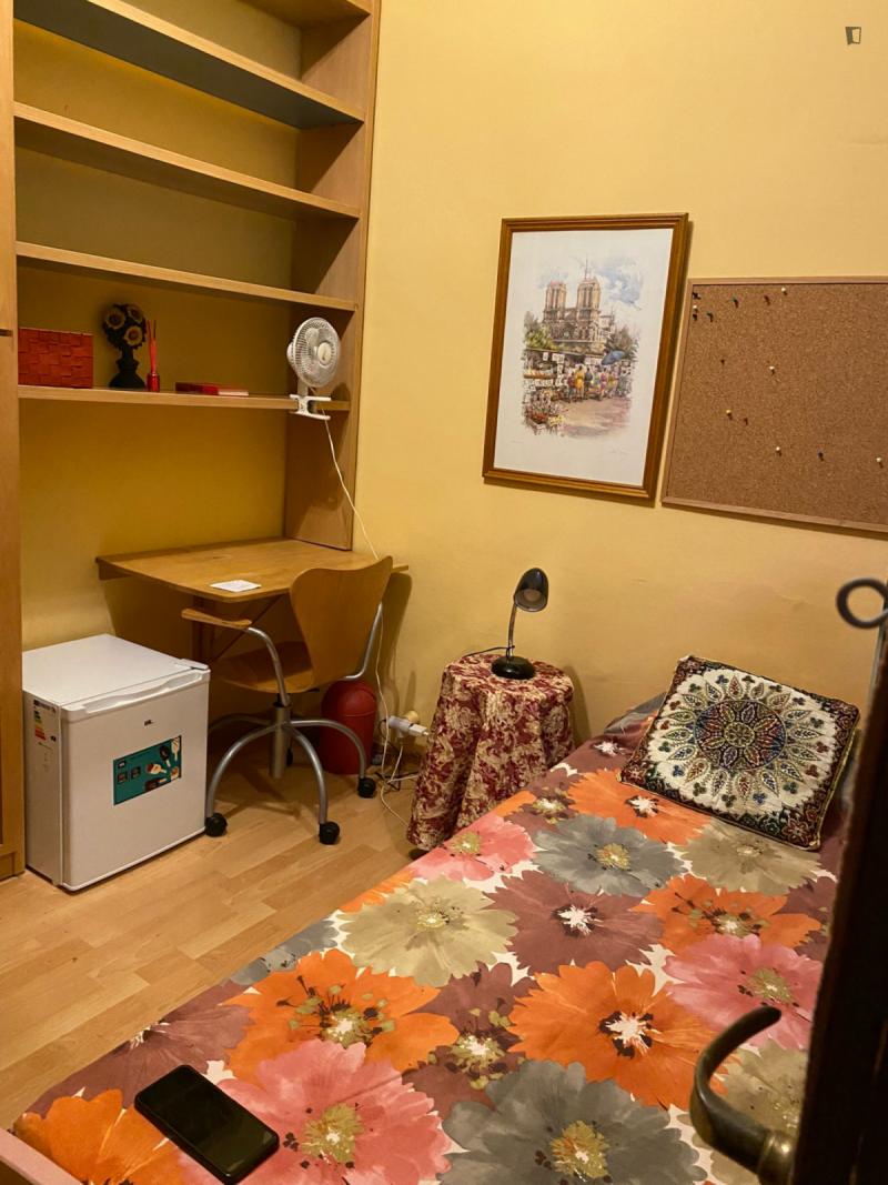 Habitación amueblada en piso compartido de 3 personas en Gràcia · 2