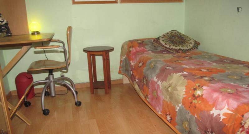 Habitación amueblada en piso compartido de 3 personas en Gràcia · 3