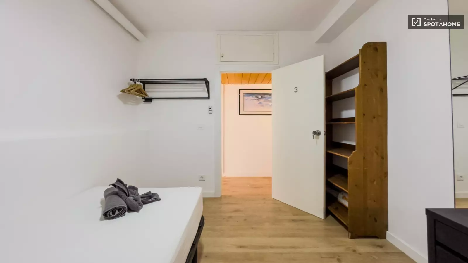 Habitación amueblada en piso compartido en Gràcia · 2