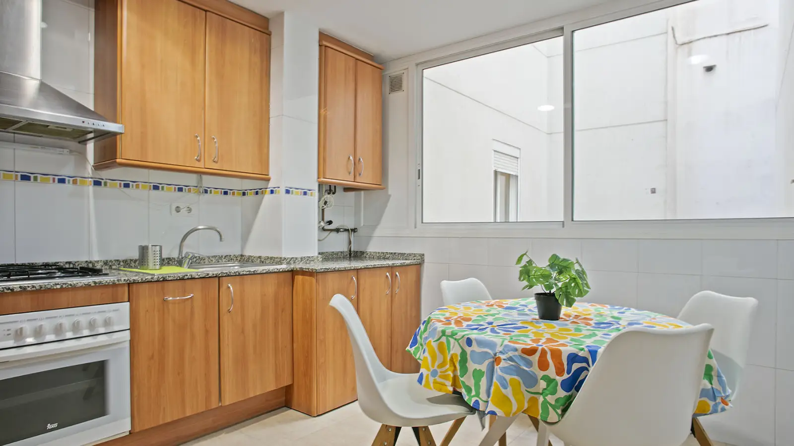 Furnished room in a shared flat in Sants-Montjuïc · 4