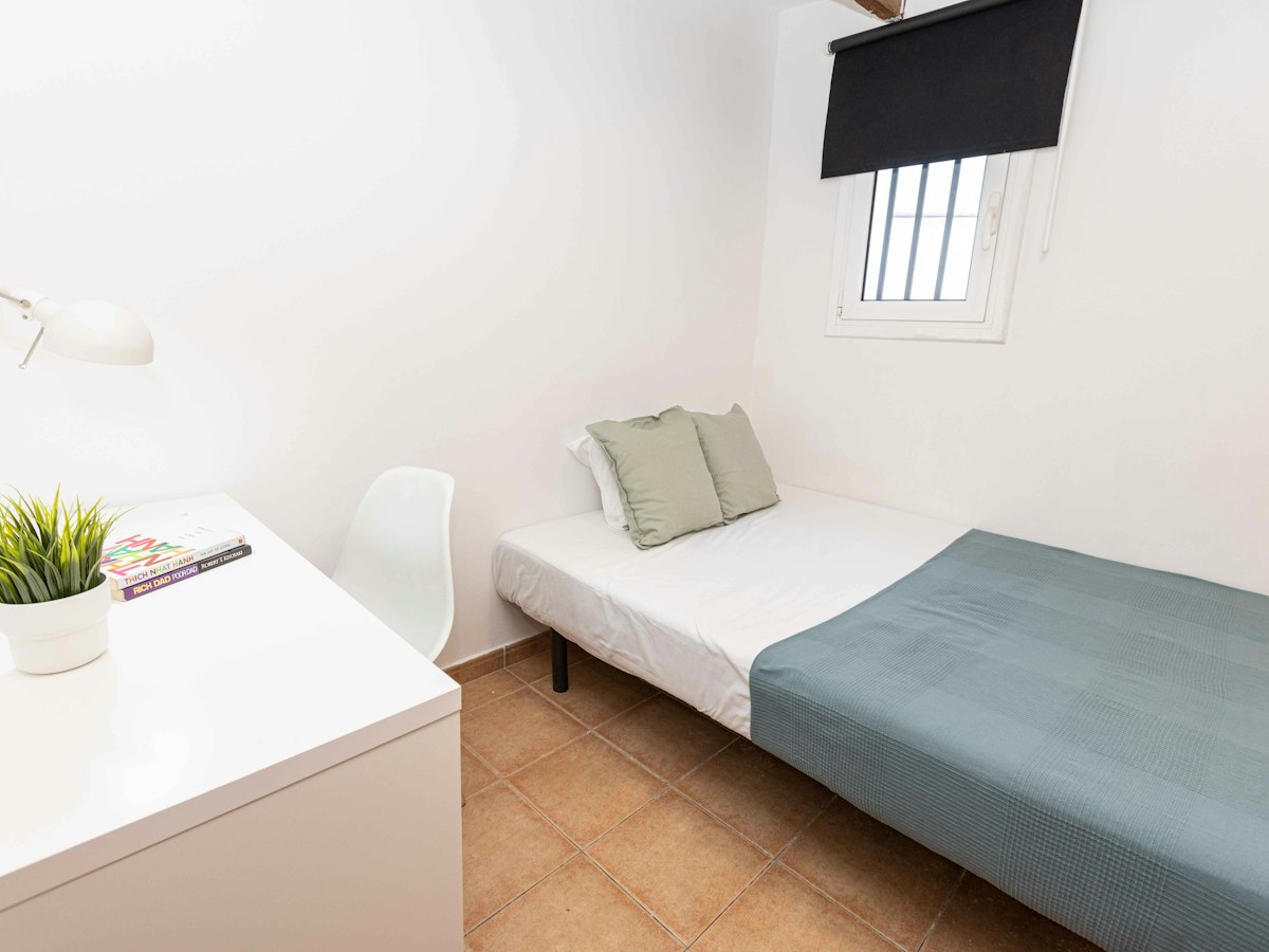 Furnished room in a 3-person shared flat in Ciutat Vella · 2