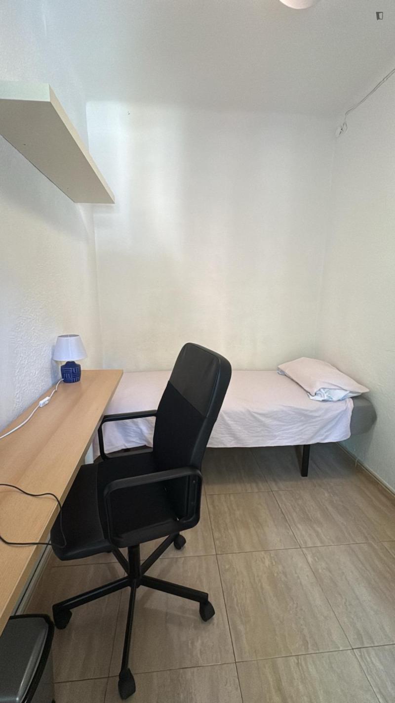 Habitación amueblada en piso compartido de 3 personas en Gràcia · 2