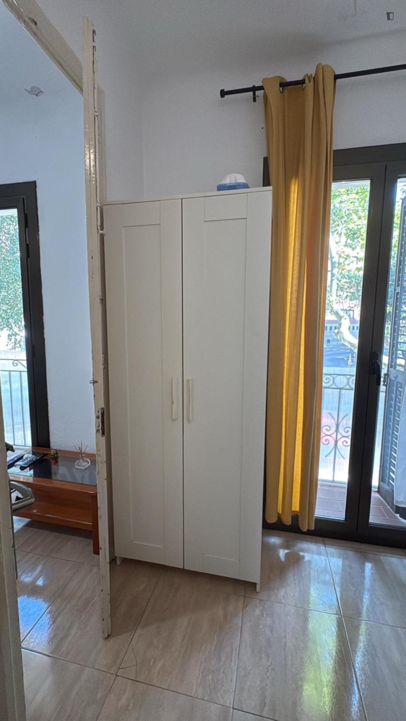 Habitación amueblada en piso compartido de 3 personas en Gràcia · 3