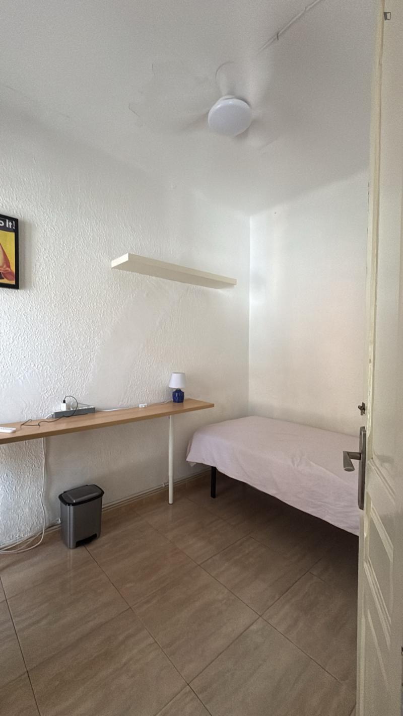 Habitación amueblada en piso compartido de 3 personas en Gràcia · 4