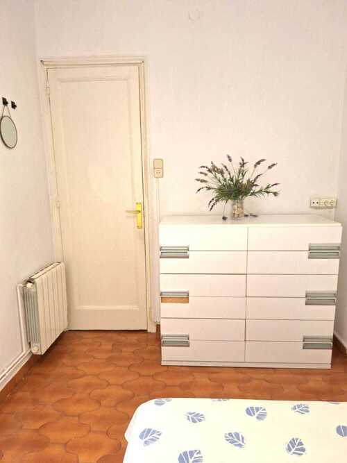 Room in a 5-person shared flat in Les Corts · 2
