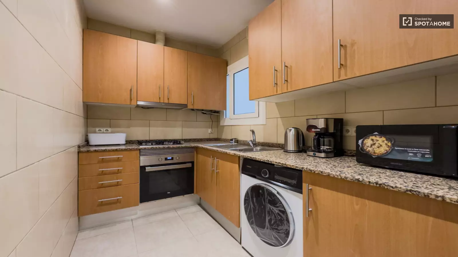Furnished room in a shared flat in L'Hospitalet · 3