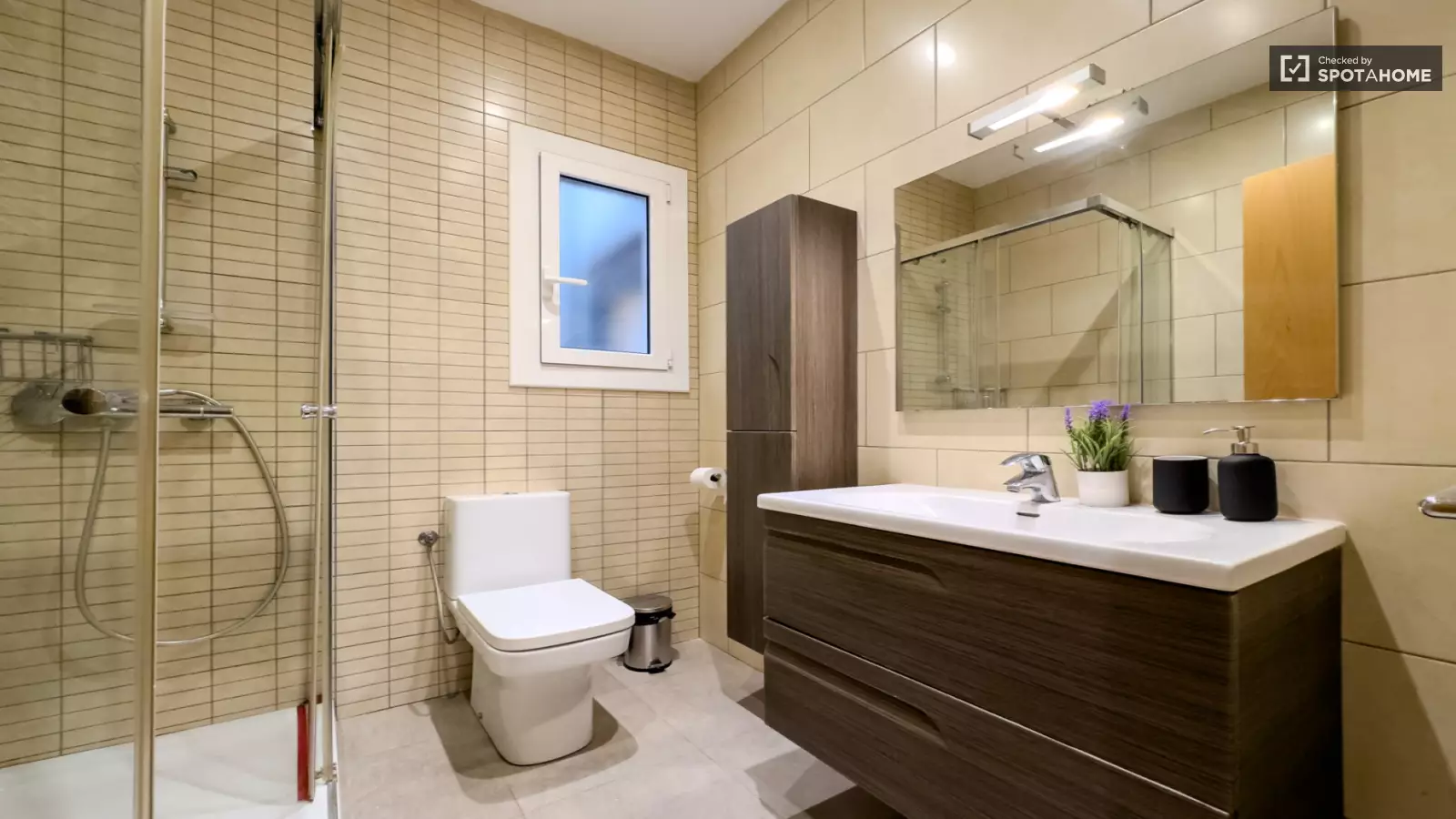 Furnished room in a shared flat in L'Hospitalet · 4