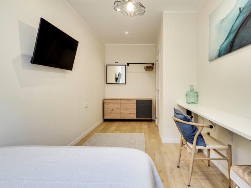Furnished room in a 4-person shared flat in Ciutat Vella · 2