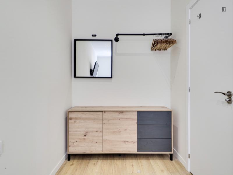 Furnished room in a 4-person shared flat in Ciutat Vella · 3