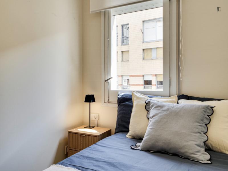 Furnished room in a 4-person shared flat in Ciutat Vella · 4