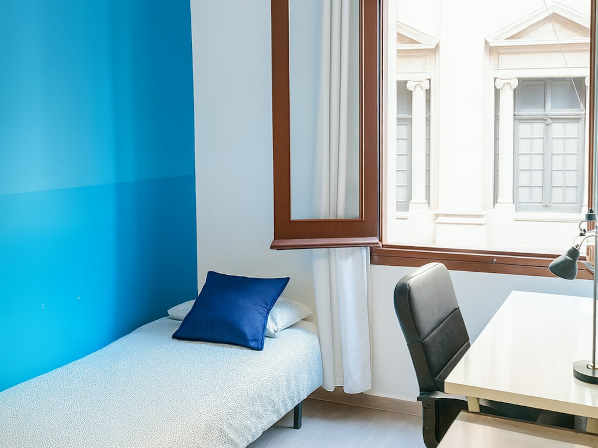 Habitación amueblada en piso compartido de 10 personas en Ciutat Vella · 4