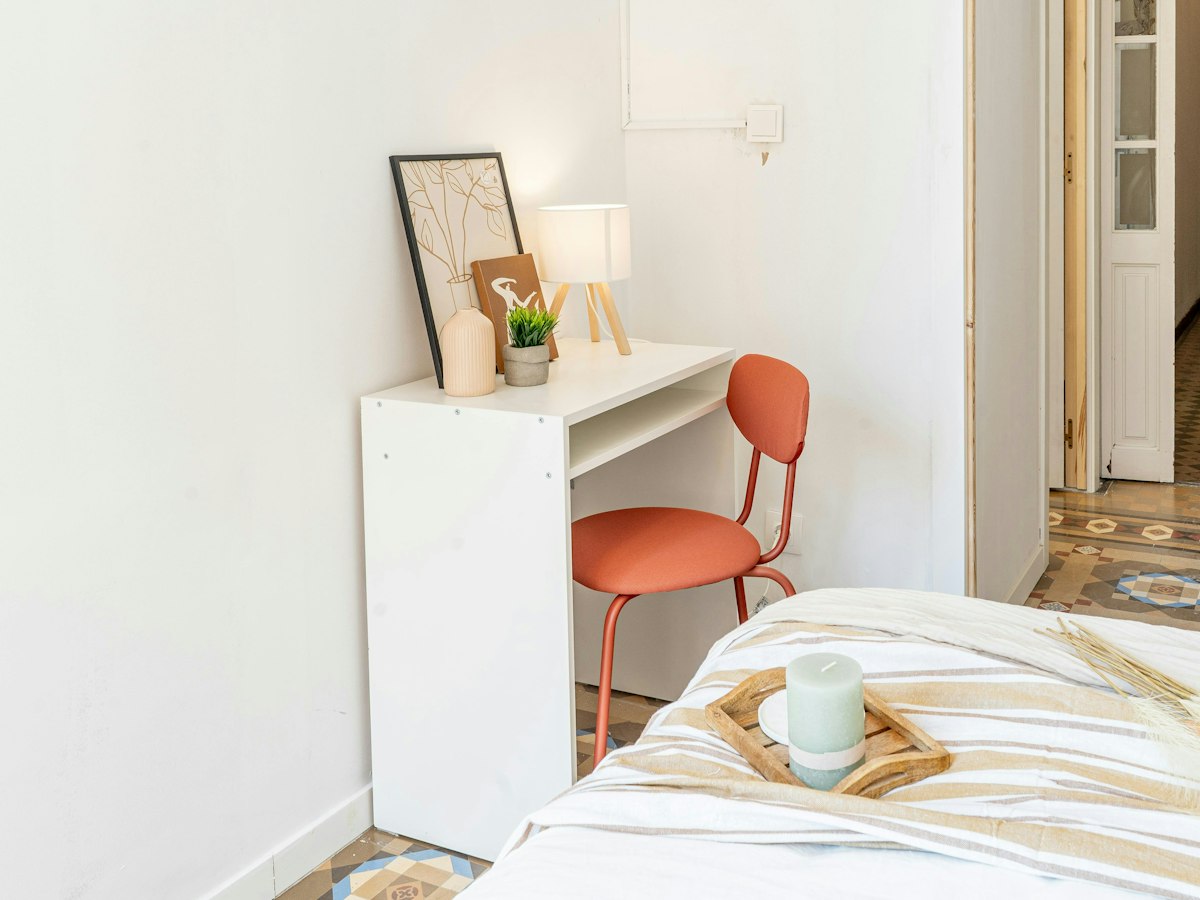 Furnished room in a 10-person shared flat in Eixample · 3