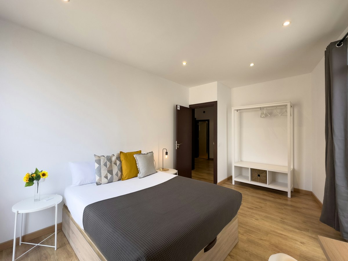 Furnished room in a 5-person shared flat in Ciutat Vella · 2