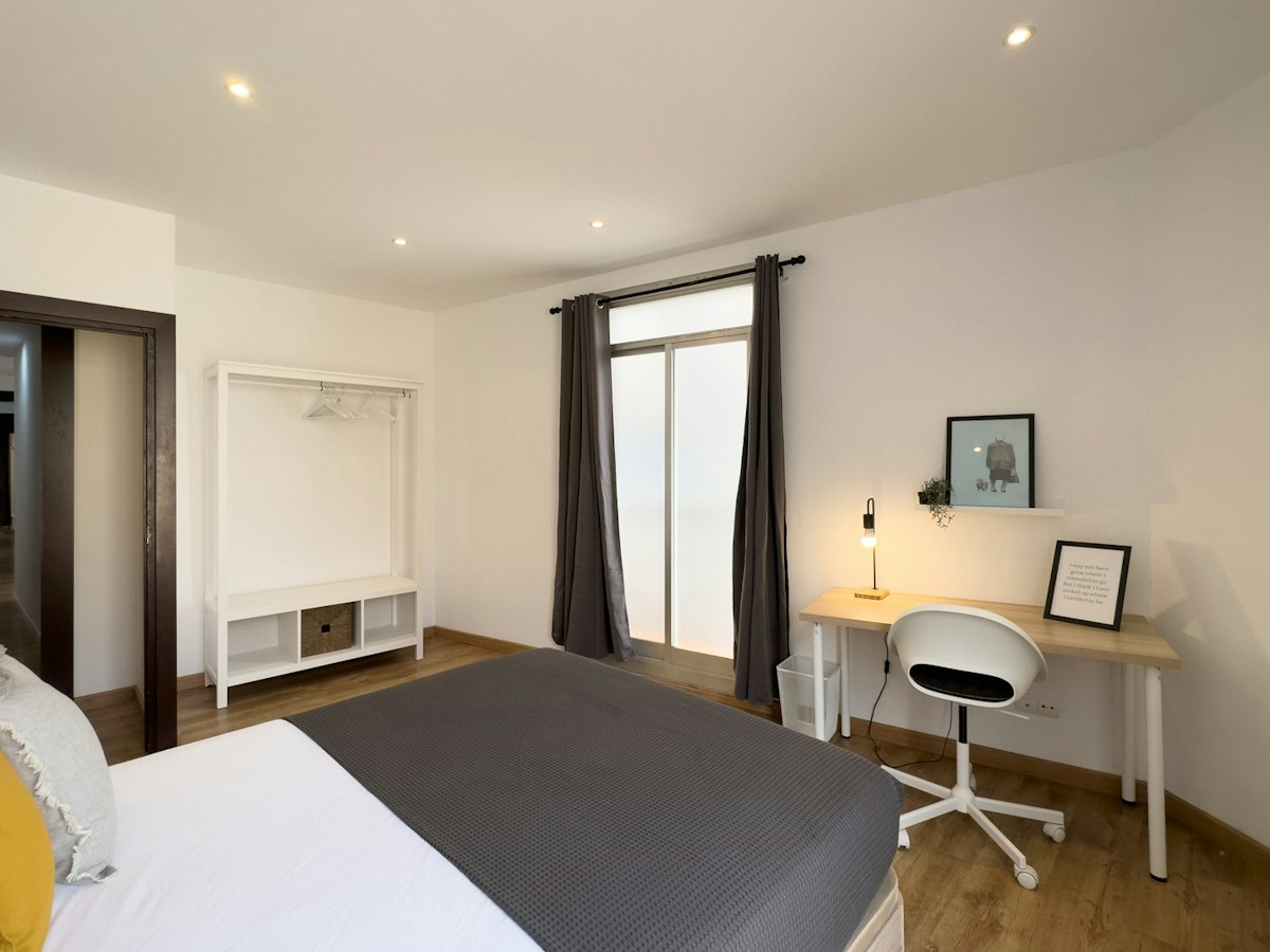 Furnished room in a 5-person shared flat in Ciutat Vella · 3