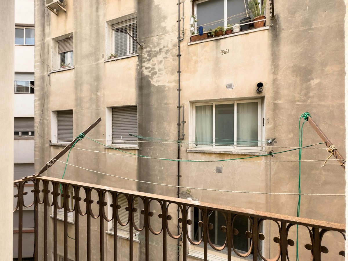 Furnished room in a 5-person shared flat in Ciutat Vella · 4