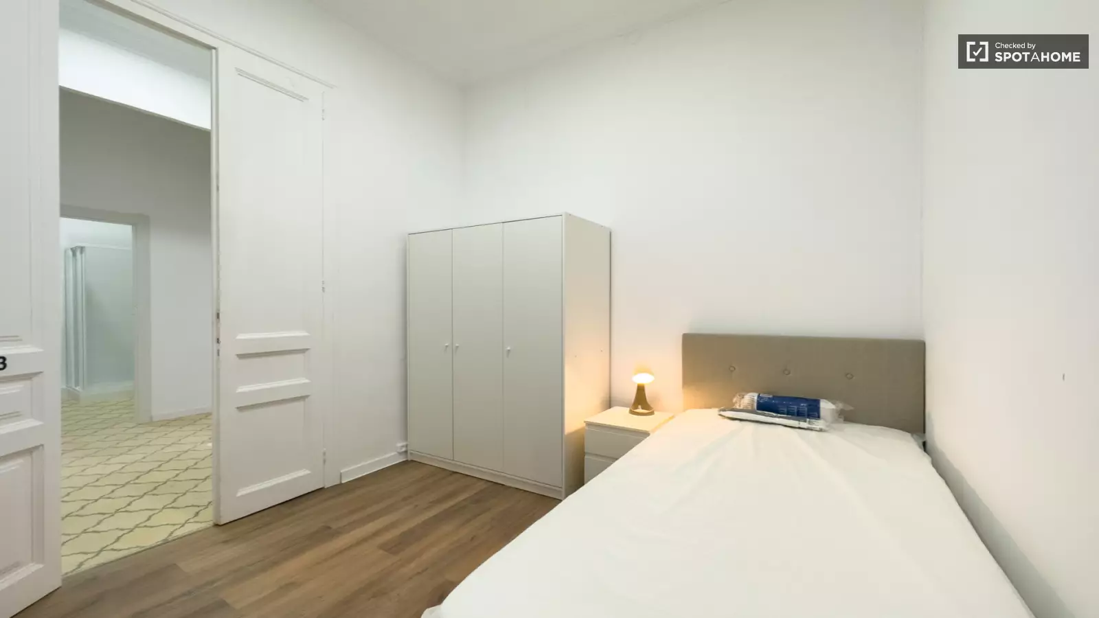 Furnished room in a 6-person shared flat in Gràcia · 2