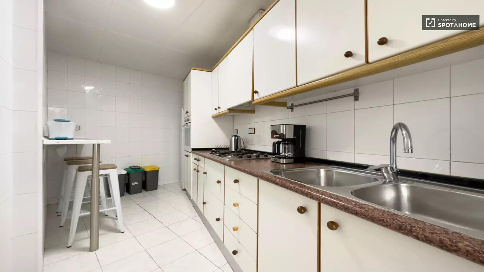 Furnished room in a shared flat in Sants-Montjuïc · 4