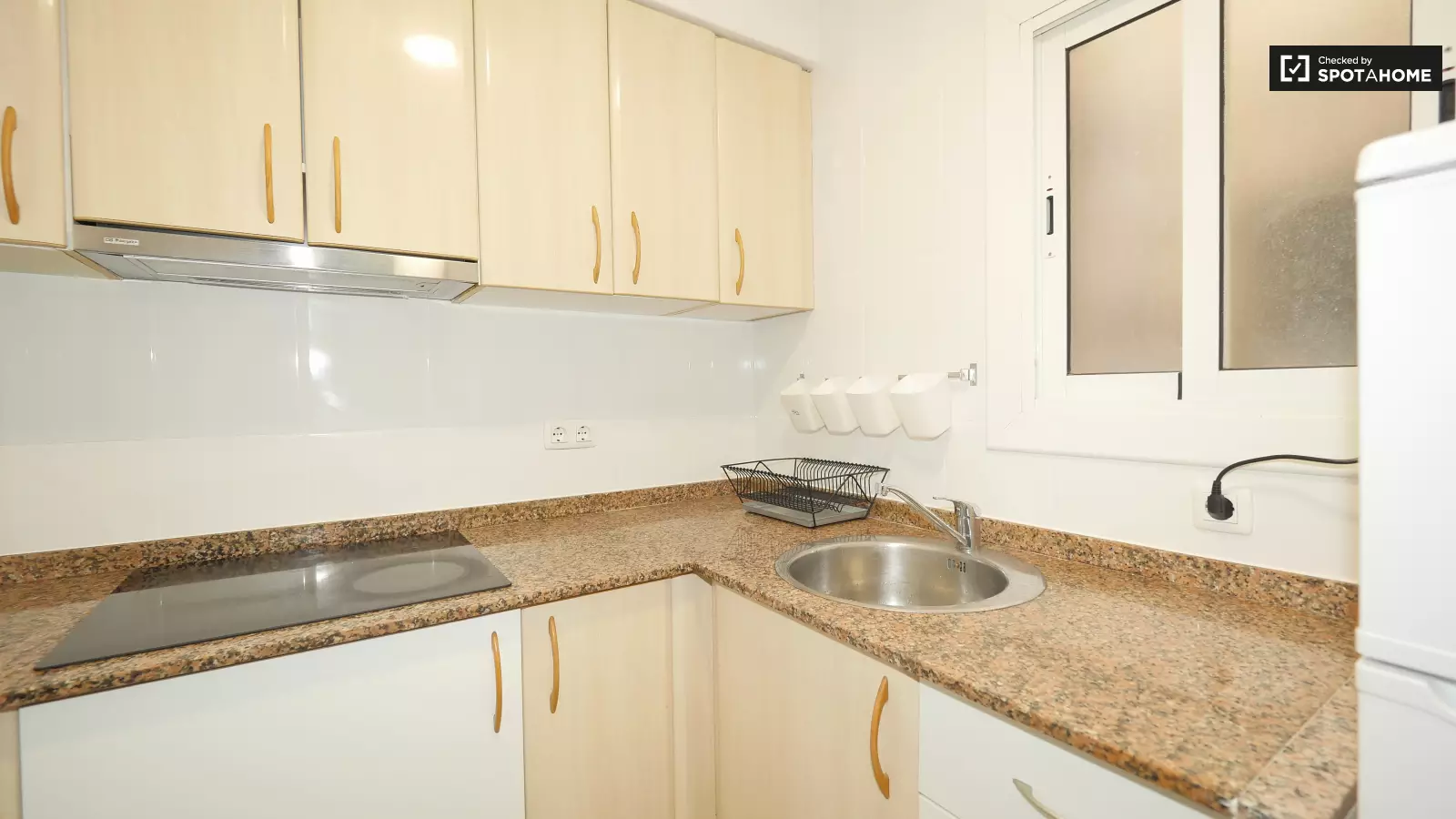 Furnished room in a 4-person shared flat in Ciutat Vella · 4