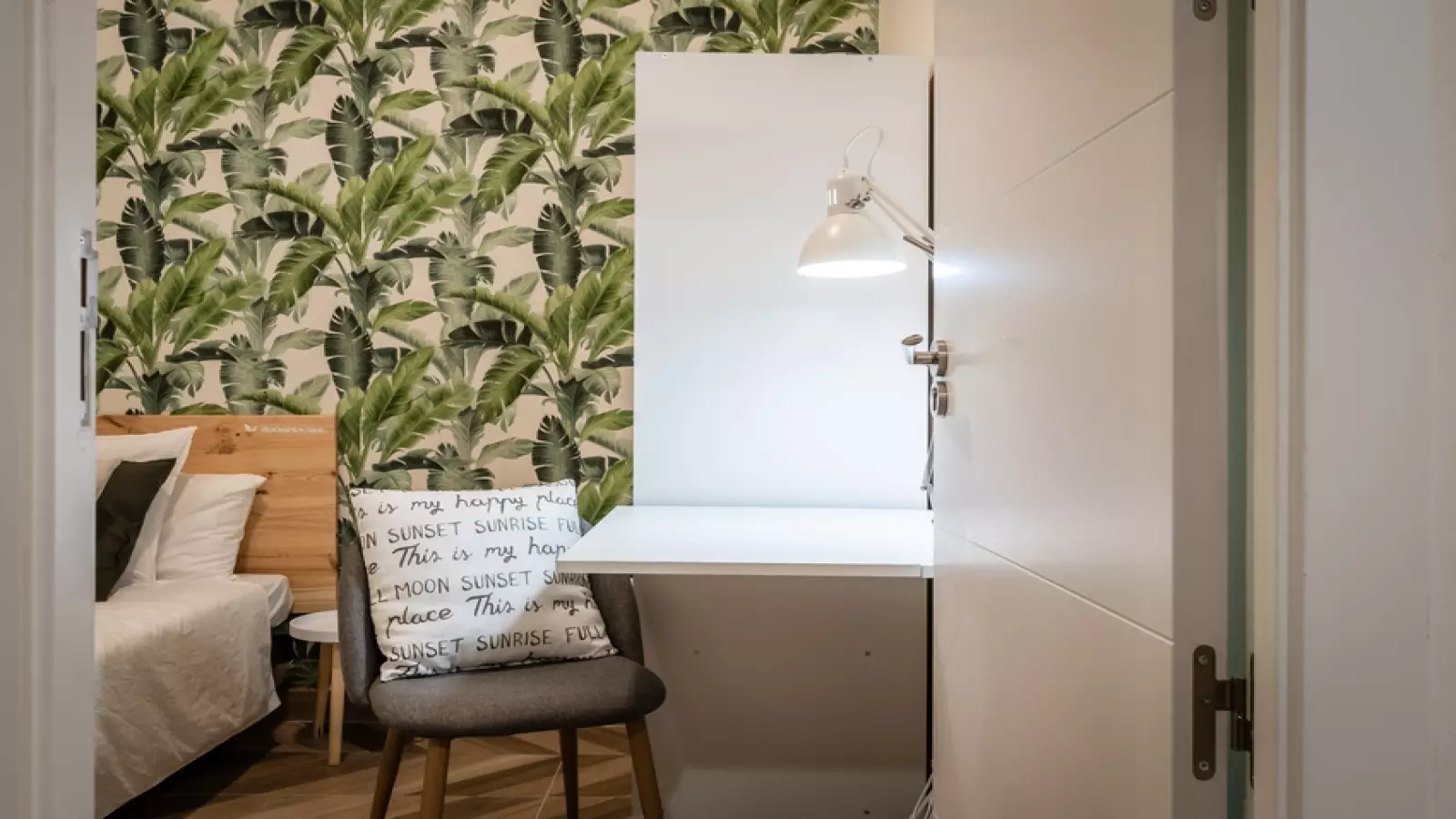 Furnished room in a shared flat in Eixample · 4