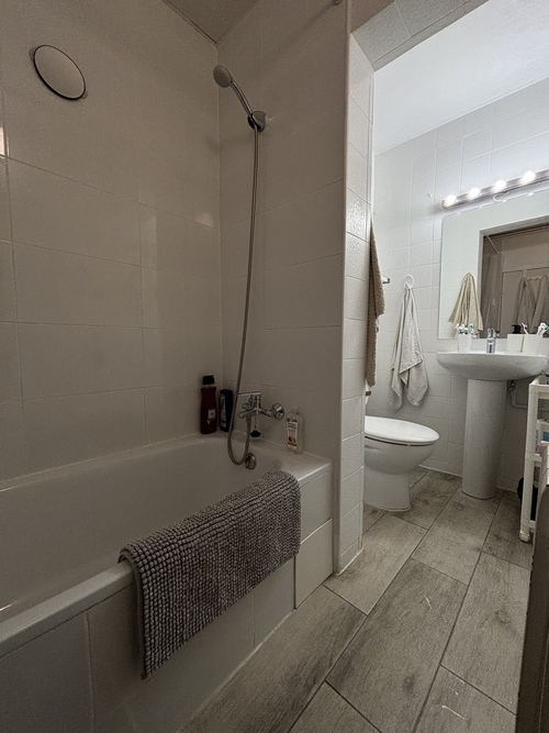 Room in a 3-person shared flat in Eixample · 4