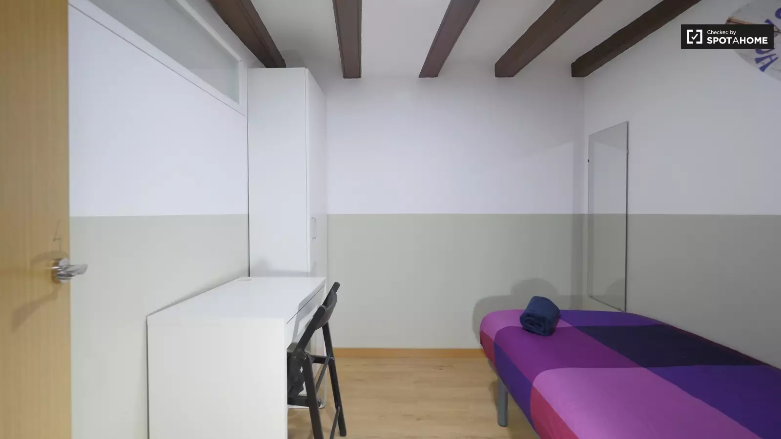 Habitación amueblada en piso compartido de 4 personas en Ciutat Vella · 4