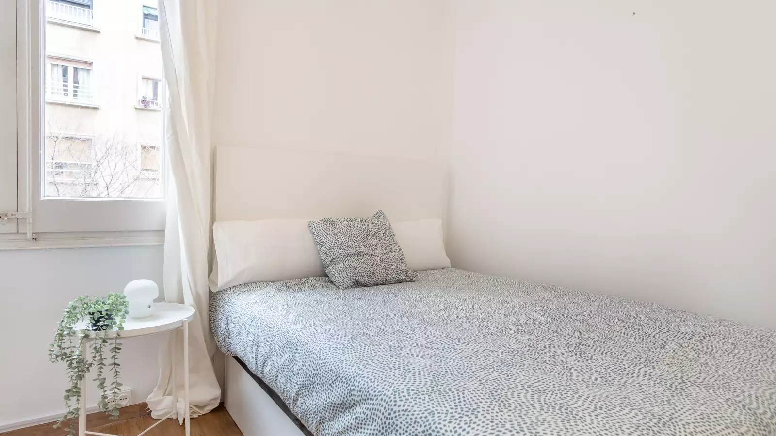 Furnished room in a shared flat in Eixample · 2