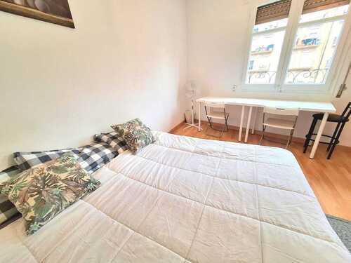 Room in a 6-person shared flat in Sants-Montjuïc · 2